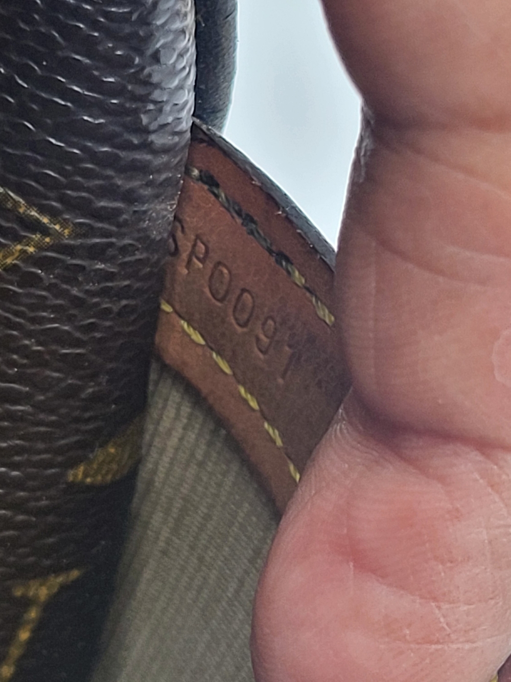 LOUIS VUITTON Monogram Canvas Reporter Bag.Authentic w/COA included!!! - Picture 7 of 16